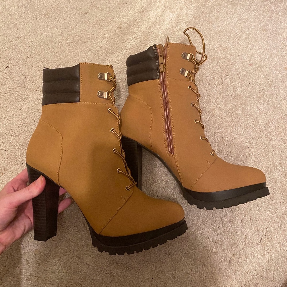 Jennifer Lopez Tan Heeled Work Boots! Size 8.5